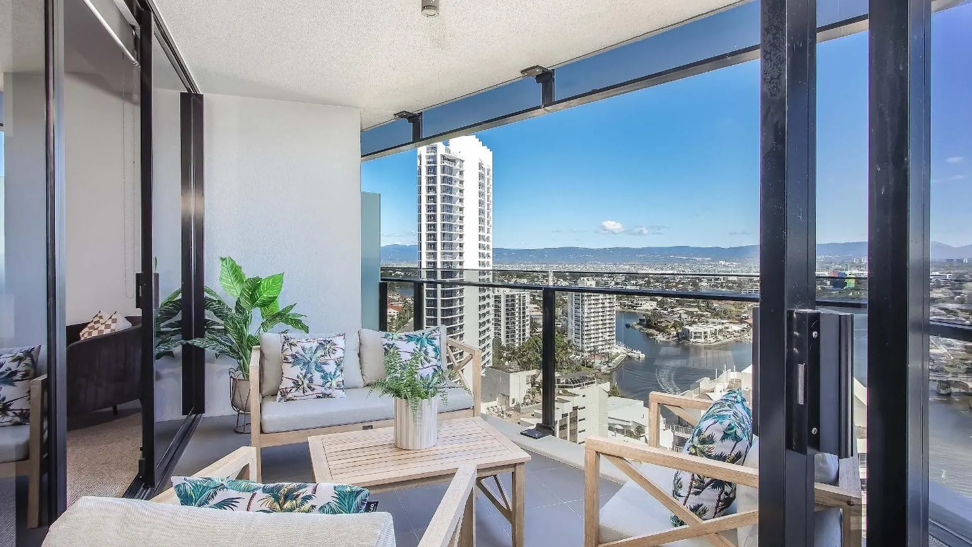 Circle On Cavill - Hosted By Coastal Letting Apartment Gold Coast 0*,