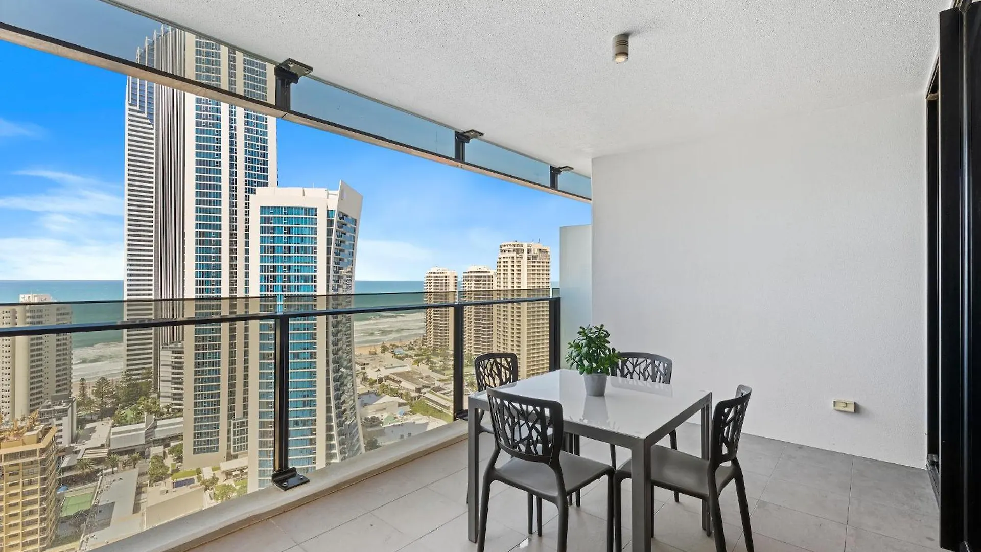 Circle On Cavill - Hosted By Coastal Letting Apartment Gold Coast
