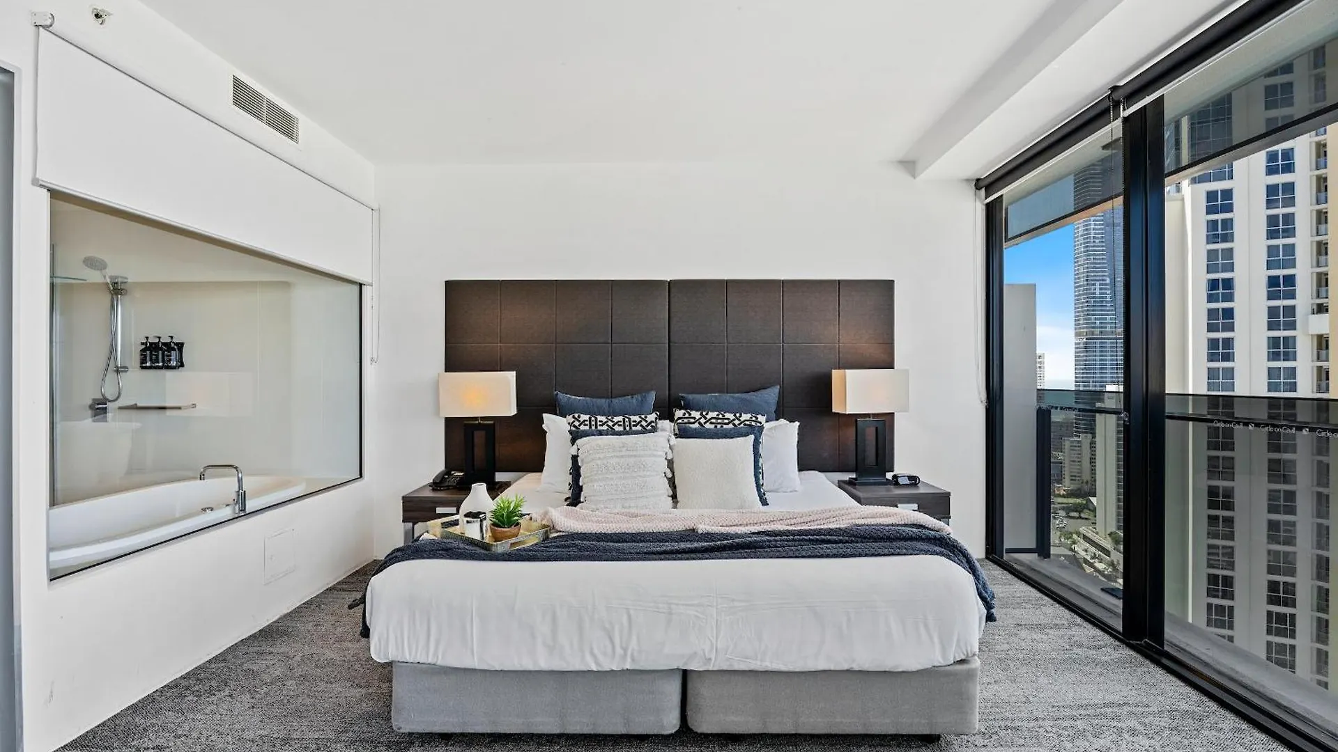 Circle On Cavill - Hosted By Coastal Letting Apartment Gold Coast